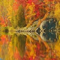 Kanada-Ontario-Simon Lake Park természetvédelmi terület erdő és szikla tükröződik Simon Lake által Jaynes Galéria