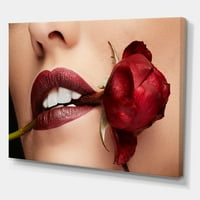 Designart 'Lány vörös rúzsú lány, aki rózsa szájában van' Modern vászon fali művészet